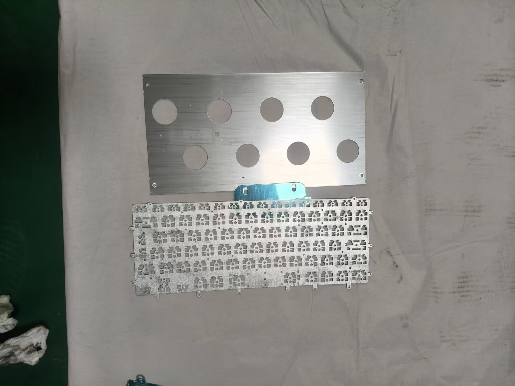 Base de teclado en metal estampado